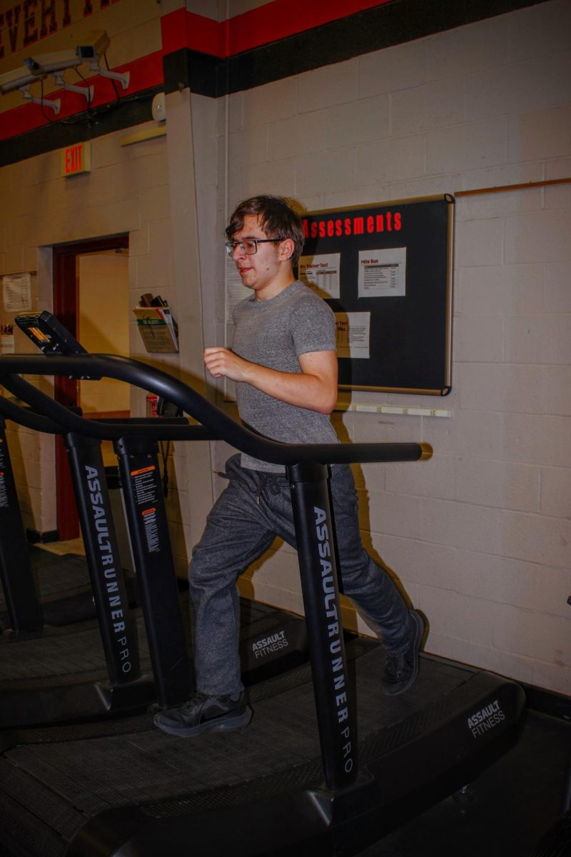 Christian+Miller+utilizes+HHSs+treadmill+as+part+of+his+workout.